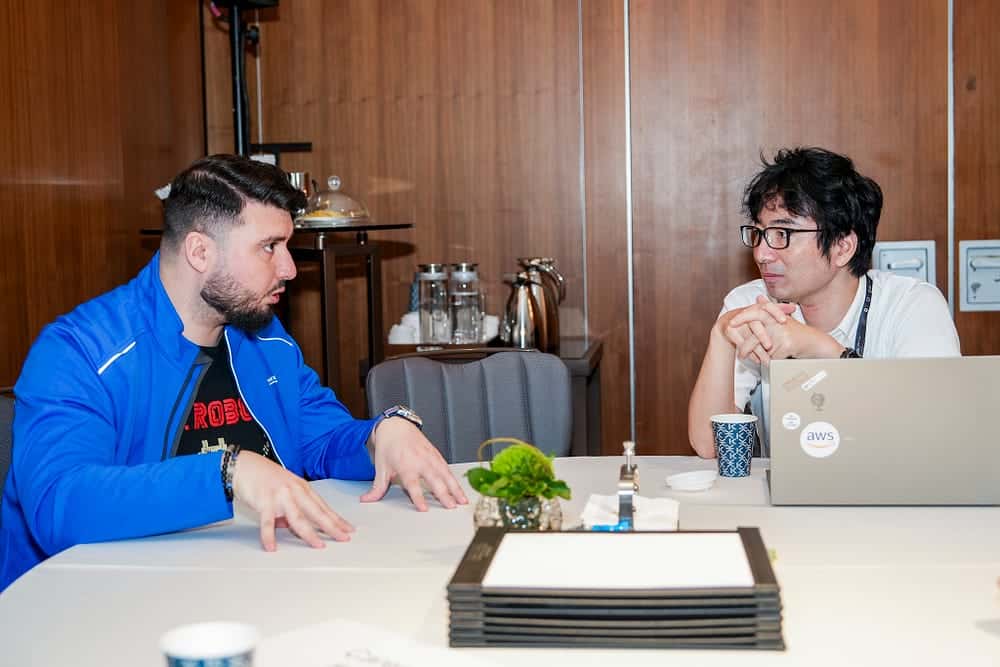 Giorgi Keratishvili having conversation with a gentleman in KubeCon China 2024