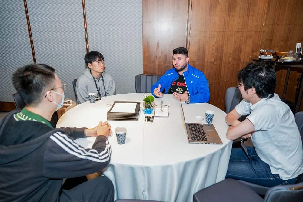 Giorgi Keratishvili having a conversation with a group of 4 in Kubecon China 2024