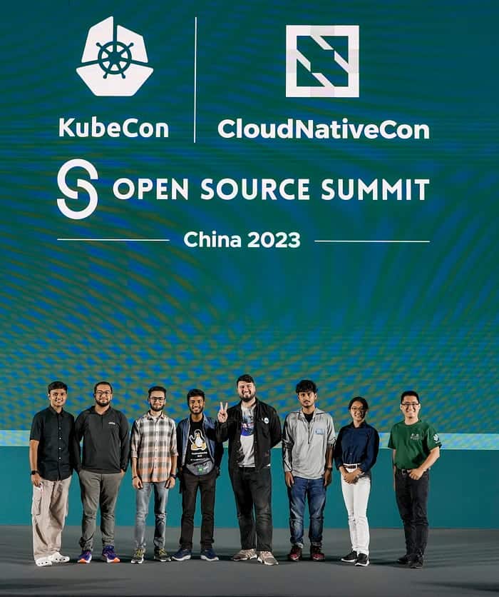 Giorgi Keratishvili having group picture in KubeCon China 2023